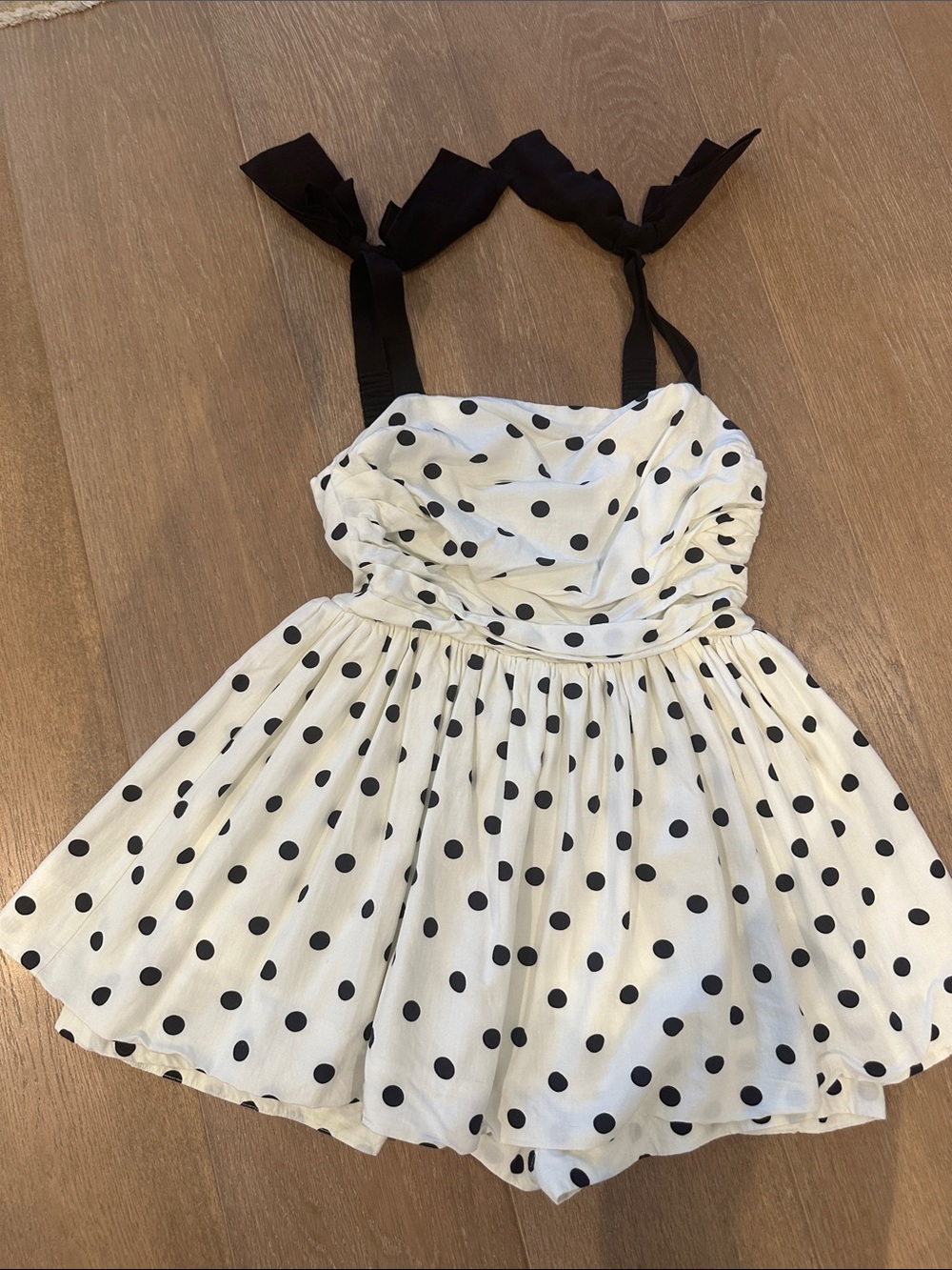 Women’s Black & White Polka Dot Short Romper Dress with Bow Tie Straps En Saison
